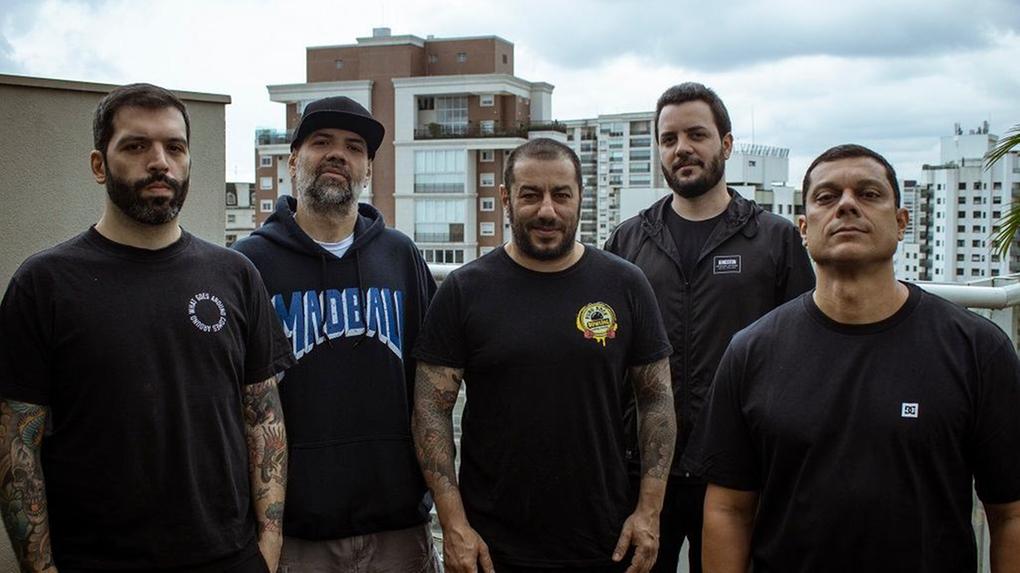 Van da banda CPM 22 é roubada no Rio de Janeiro e grupo cancela apresentação - Zoeira