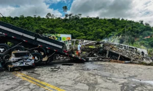 Colisão entre carro, ônibus e carreta deixa pelo menos 22 pessoas mortas em Minas Gerais