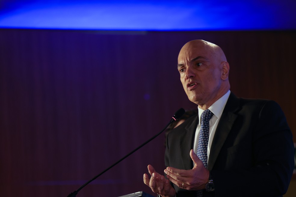Grupos extremistas atuais aprenderam a ‘corroer’ o sistema por dentro, diz Moraes | Política