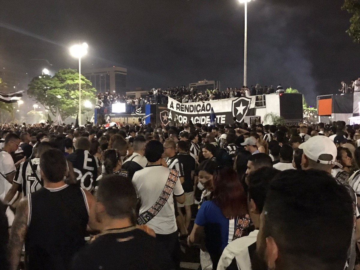 Milhares de torcedores do Botafogo comemoram título da Libertadores na zona sul do Rio | Esporte