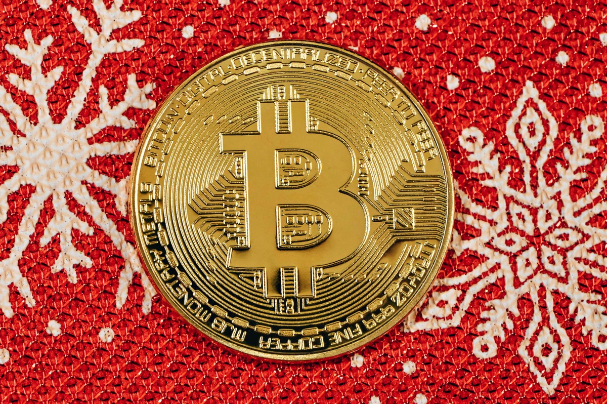 Bitcoin atinge os US$ 100 mil por unidade e ultrapassa US$ 2 trilhões de valor de mercado | Criptomoedas