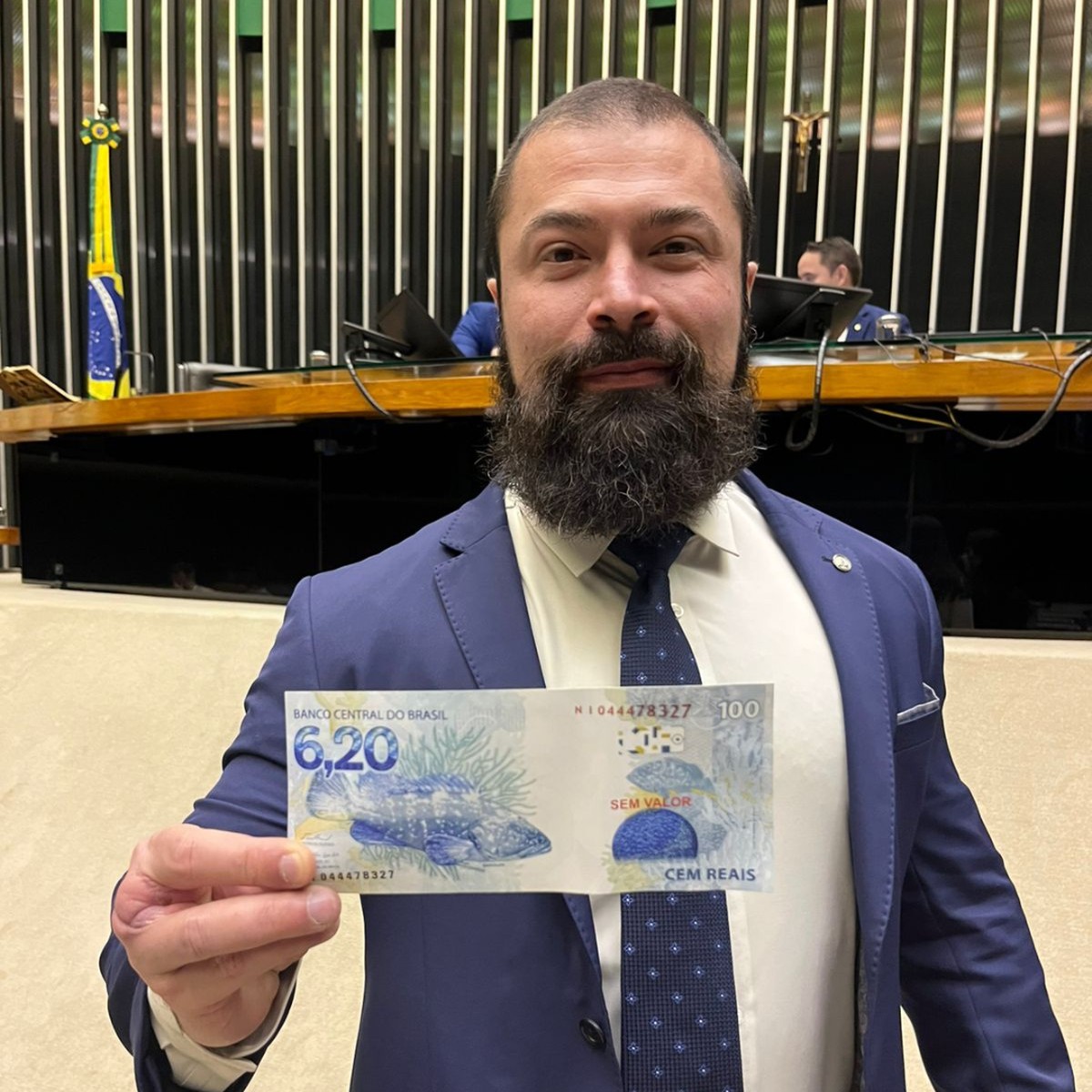 Após disparada do dólar, deputados bolsonaristas circulam com 'nota de R$ 6,20' no Congresso
