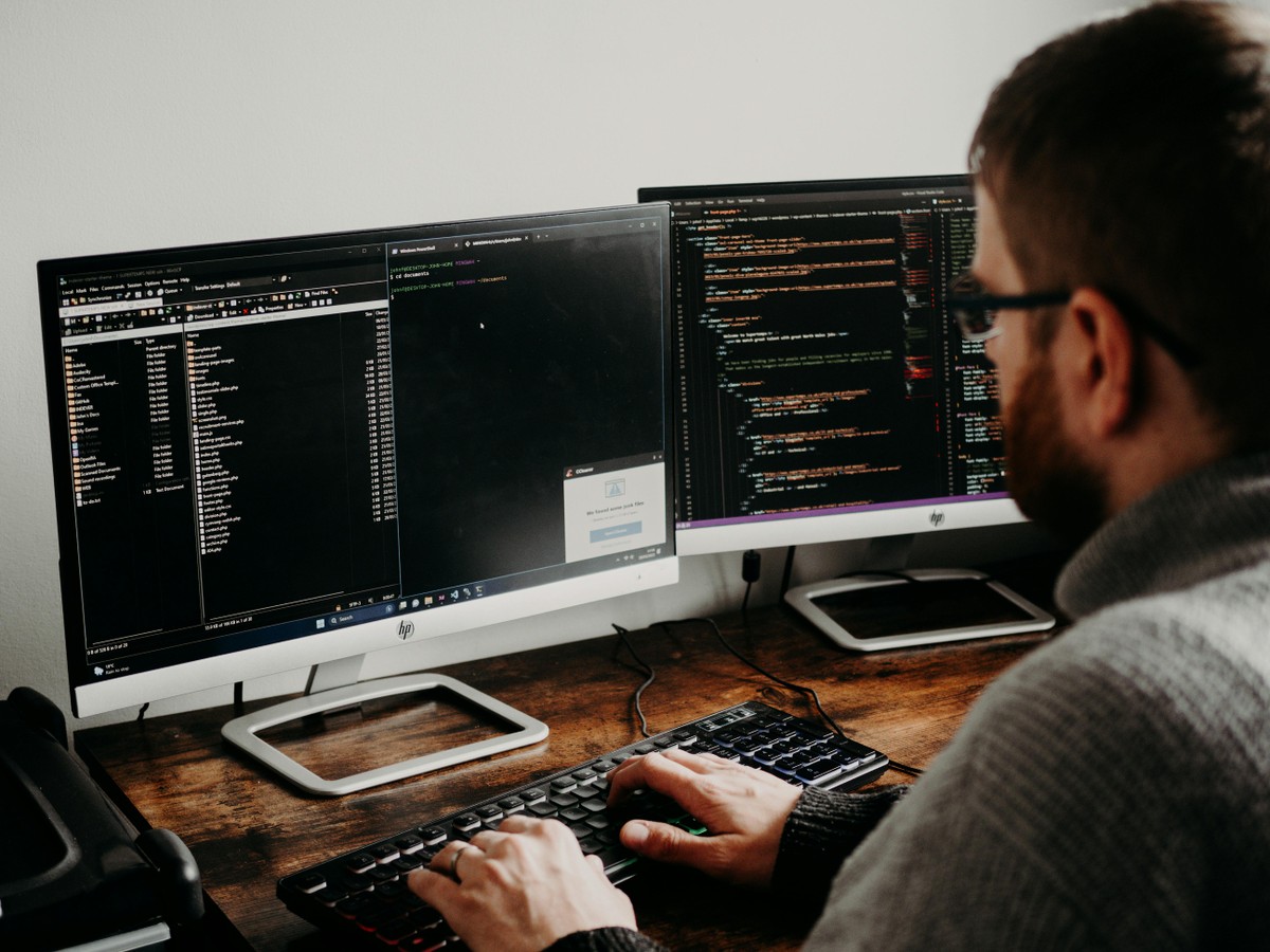 Quais foram os cursos da área de tecnologia mais buscados em 2024? | Carreira