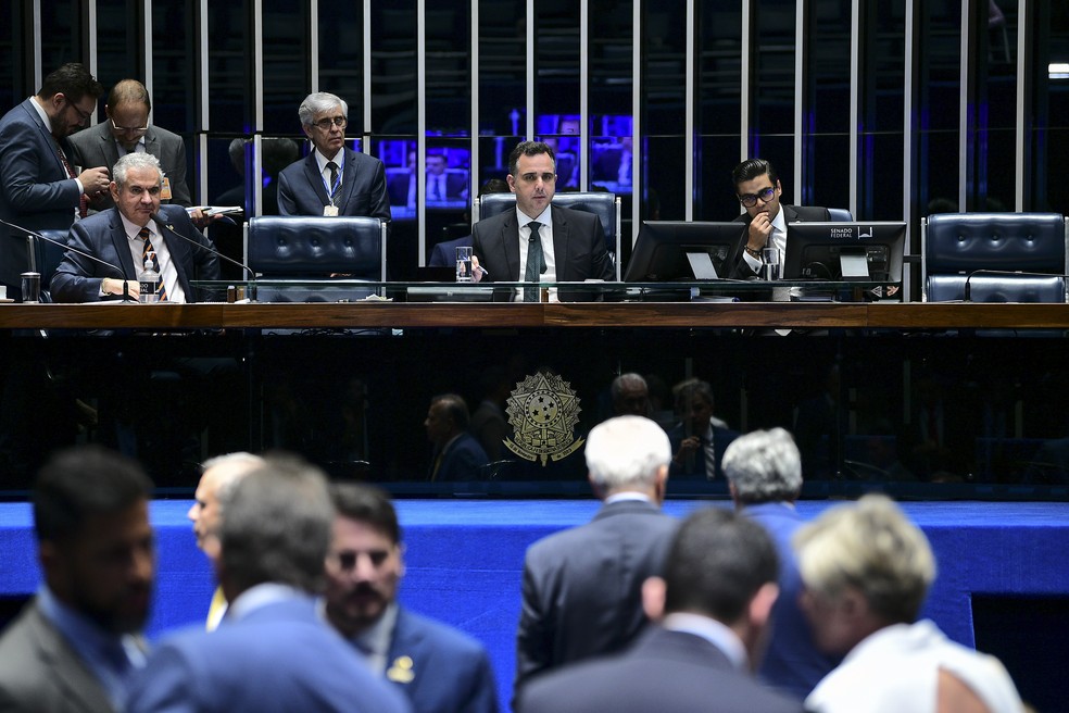 Senado aprova projeto que proíbe celulares nas escolas | Política
