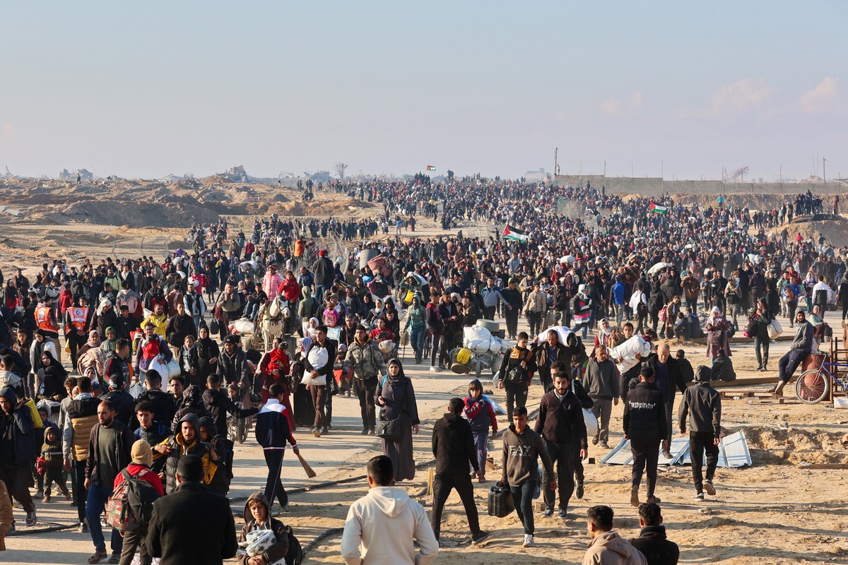 Milhares de palestinos voltam ao norte de Gaza após cessar-fogo | Mundo