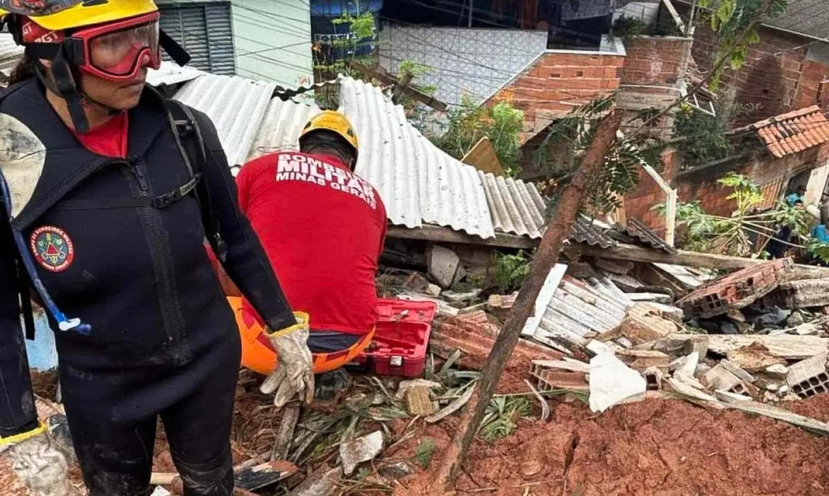 Chuvas deixam ao menos dez mortos e um desaparecido no interior de Minas Gerais