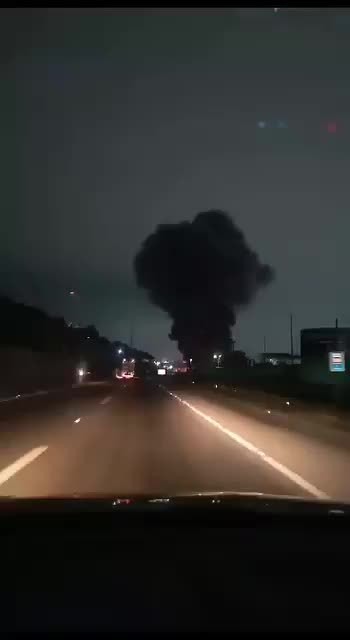 Incêndio atinge fábrica de lubrificantes em Nova Iguaçu.