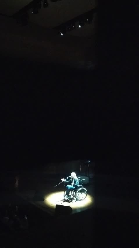 Patti Smith canta 'Because The Night' em cadeira de rodas no Teatro Cultura Artística