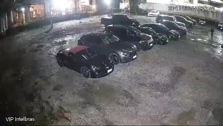 Vídeo: Seis Porsches, avaliados em R$ 3 milhões, são furtados de dentro de estacionamento