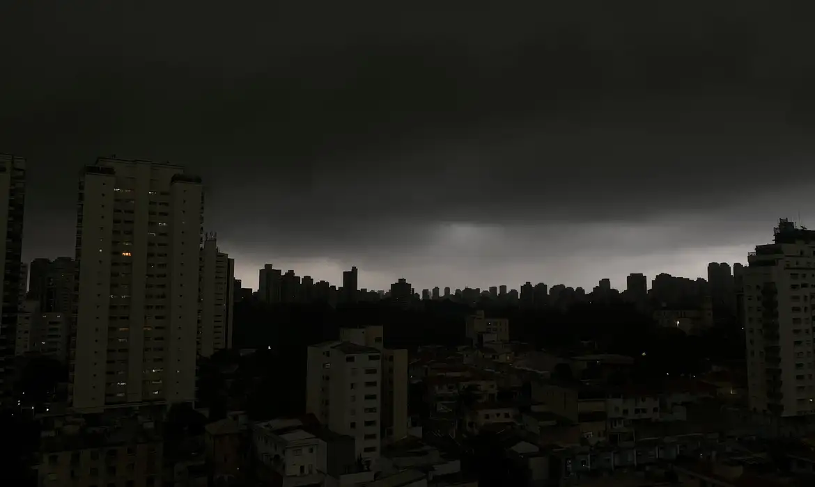 52 mil seguem sem luz em SP 12 horas após chuva