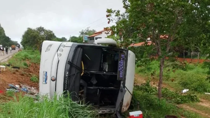7 pessoas morrem e 15 ficam feridos após ônibus tombar no PI