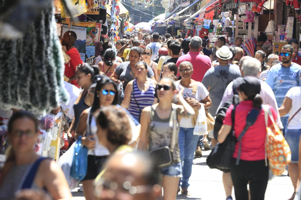Intenção de consumo das famílias encerrou 2024 com queda de 1,3%, diz CNC | Brasil