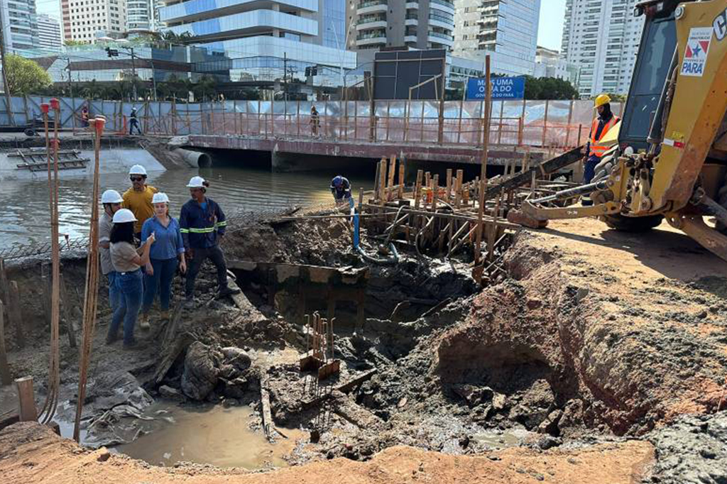 Arqueologia: proa de embarcação metálica é retira...