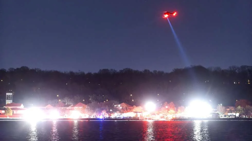 Avião com 64 pessoas e helicóptero militar caem após colisão em Washington