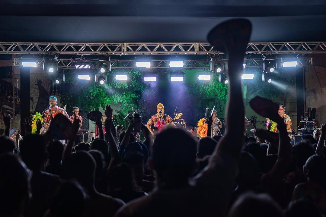 Banda Os Transacionais completa 18 anos em 2025 e se consolida como destaque do Carnaval de Fortaleza - Verso