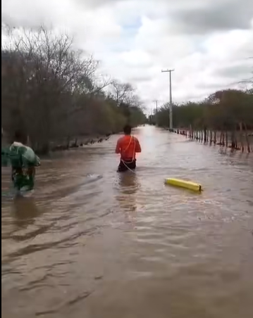 Barragem rompe após fortes chuvas e comunidade fica alagada na zona rural de Independência; veja video de resgate - Ceará