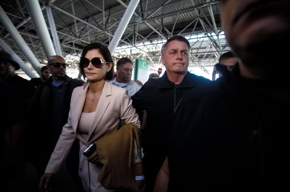Bolsonaro vai a aeroporto com Michelle após ter pedido negado para acompanhar posse de Trump | Política