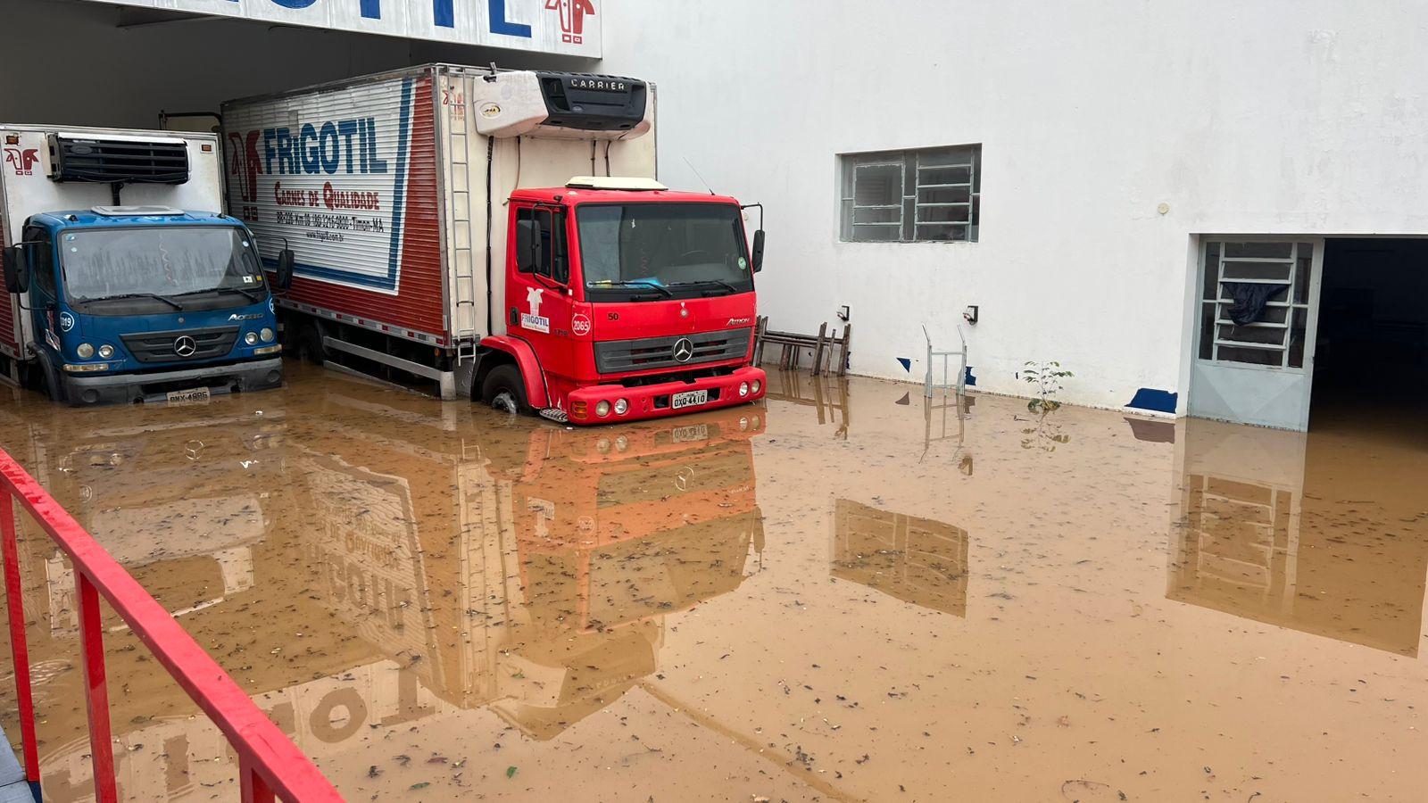 Chuva causa alagamento e água invade comércios de Juazeiro do Norte, no Cariri - Ceará