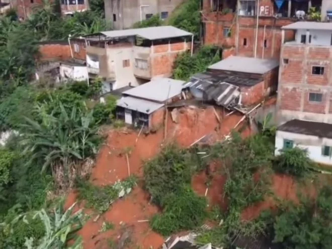 Chuvas deixam ao menos 5 mortos e 3 desaparecidos em Ipatinga, no interior de MG