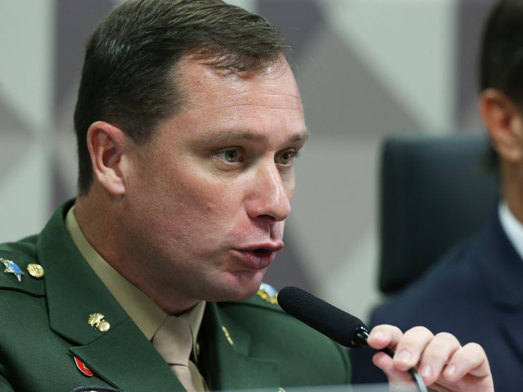 Cid disse que Michelle e Eduardo Bolsonaro compunham ala mais radical da trama golpista