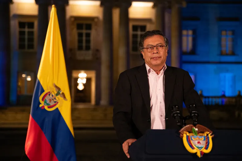 Colômbia enviará avião presidencial aos EUA para transportar migrantes deportados