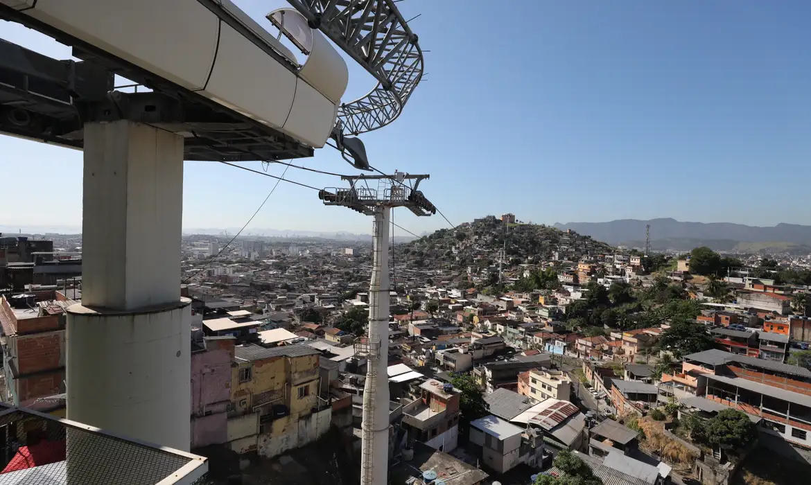 Complexo de favelas no RJ tem mais de 15 horas de tiroteio