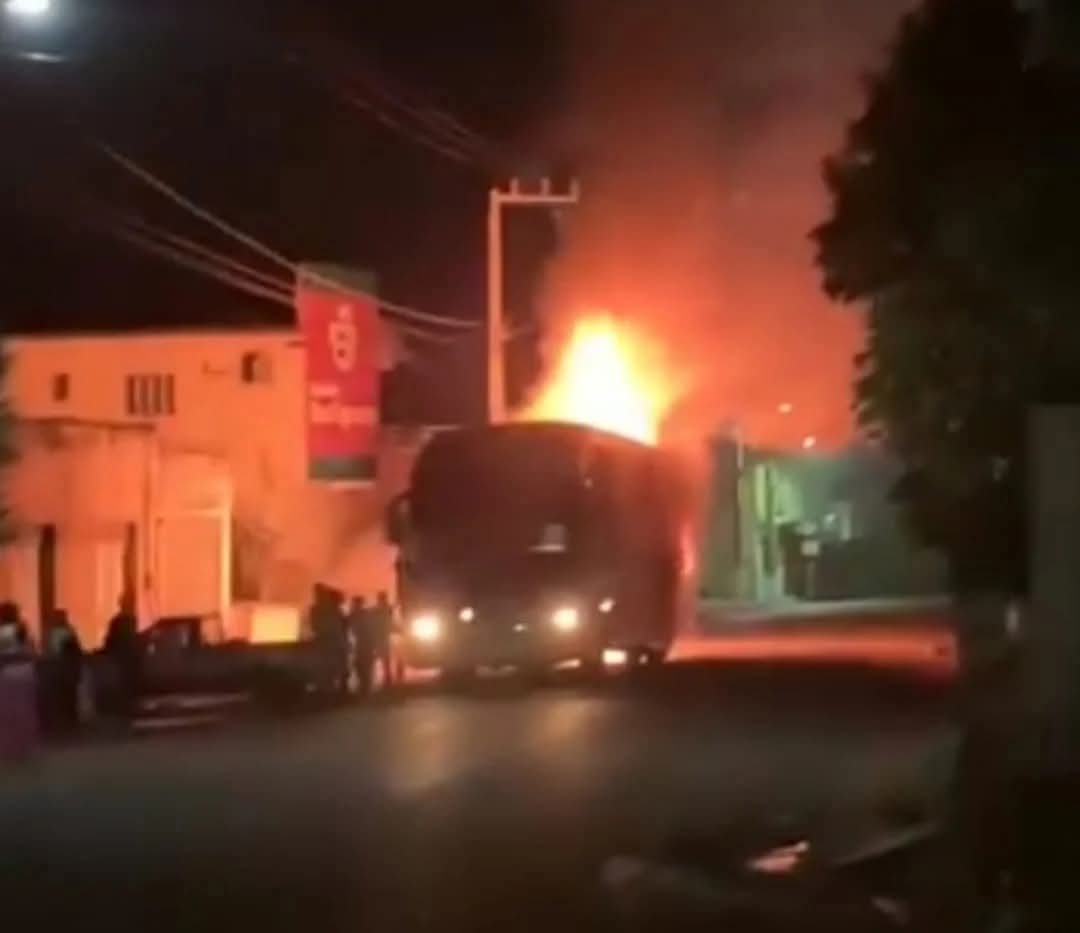 Ônibus que vinha de São Paulo para Tauá pega fogo no Estado do Piauí – Blog Tony Sales