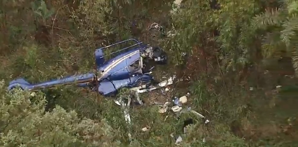 Helicóptero cai em Caieiras, na Grande SP; piloto e criança são resgatados com vida | Brasil