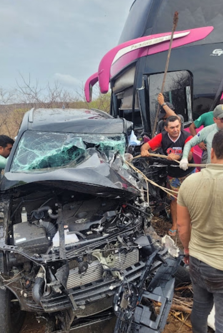 Colisão entre ônibus e Hilux na CE -187, no Município de Tauá – Blog Tony Sales