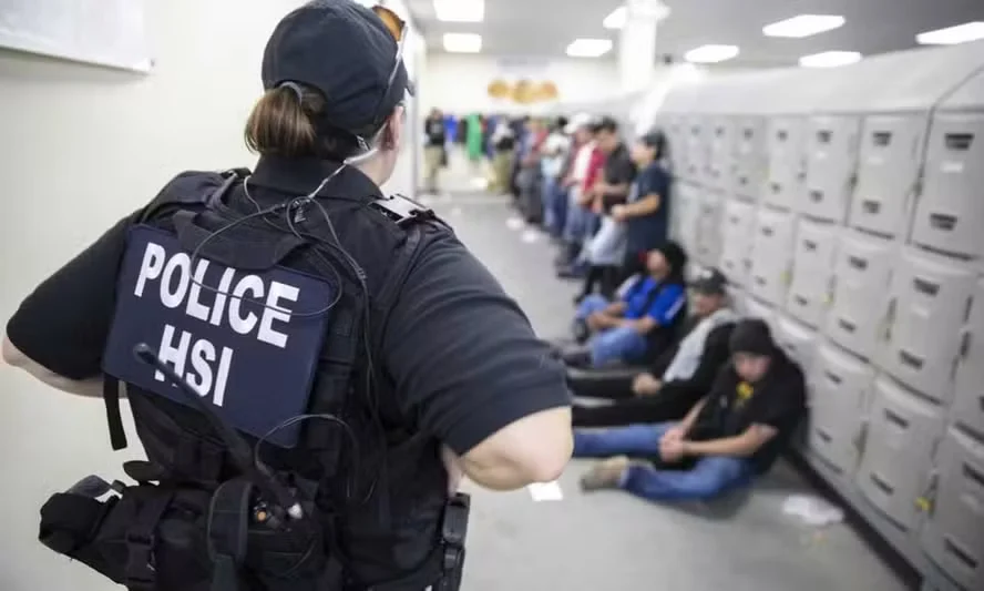 Imigração dos EUA detém por engano cidadãos americanos que falavam espanhol