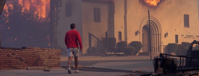 Incêndio avança em Los Angeles e ameaça bairros de Brentwood e Encino | Mundo