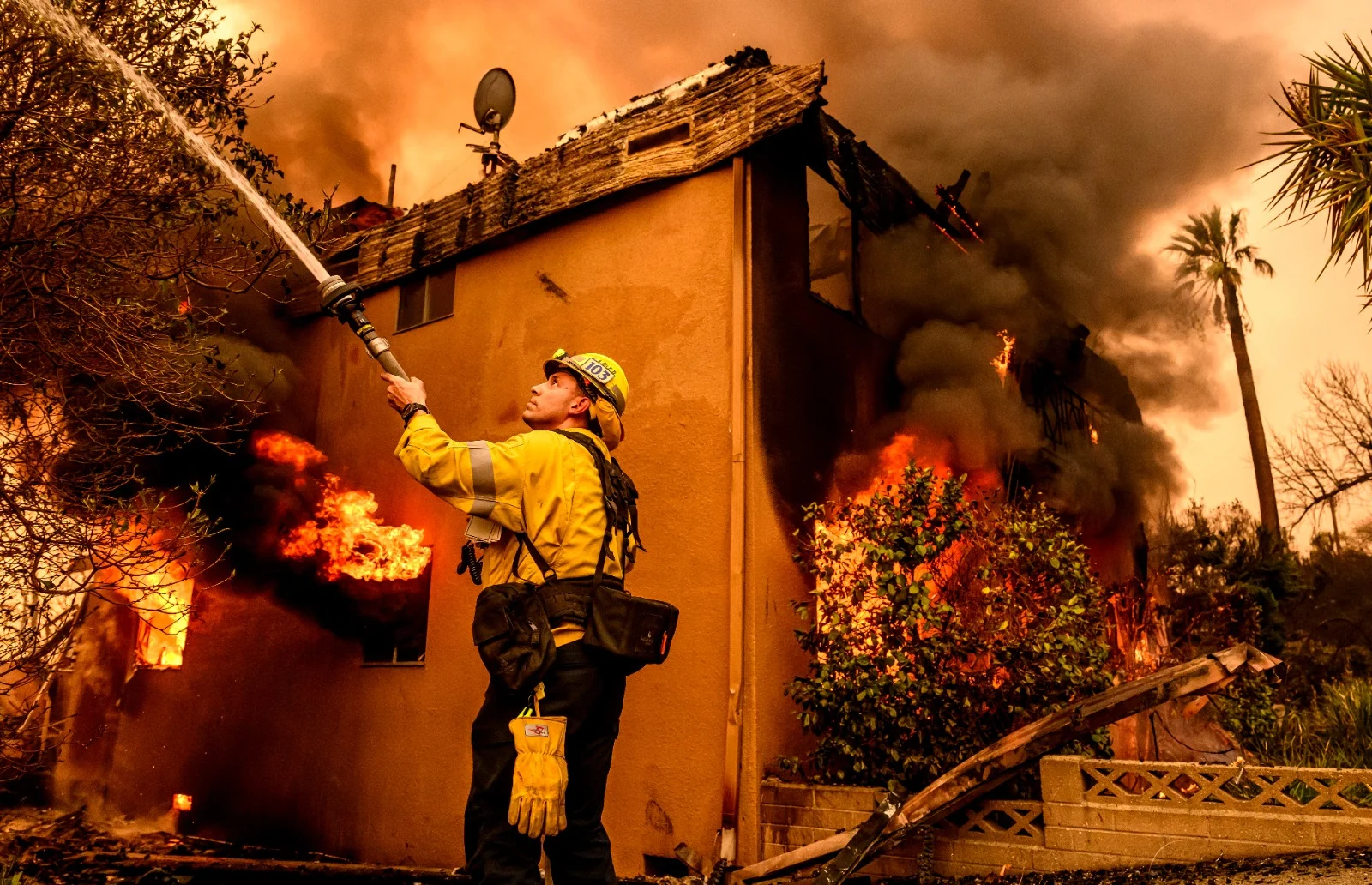 Incêndios fora de controle devastam comunidades no entorno de Los Angeles