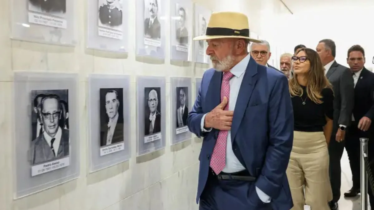 Lula sugere incluir mentiras de Bolsonaro em galeria