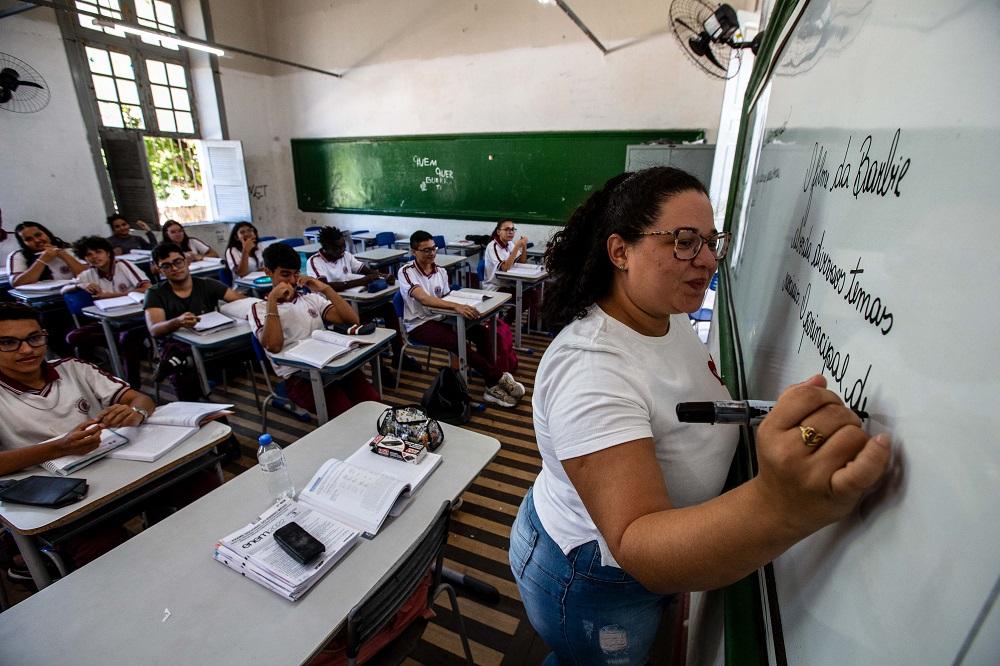 MEC anuncia pacote para professores que inclui Pé-de-Meia, ‘salário adicional’ e descontos em hotéis; veja medidas - Ceará