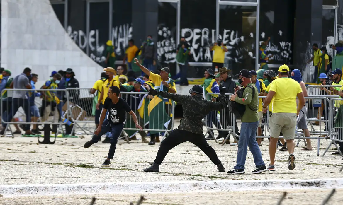 Moraes critica ‘inércia’ do Exército ao permitir acampamento