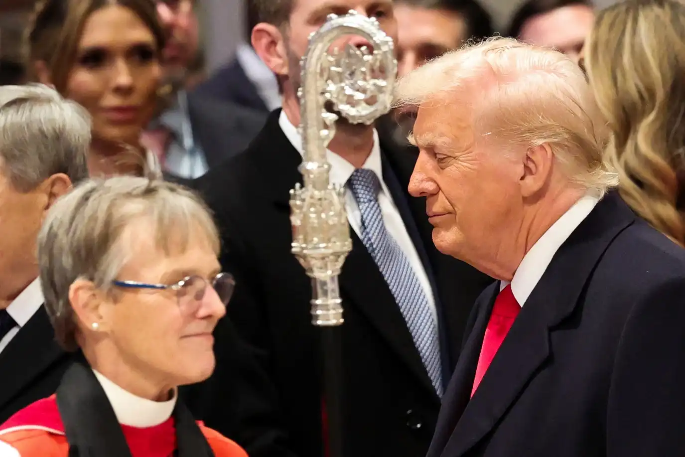 'Não vou me desculpar por pedir misericórdia', diz a bispa que confrontou Trump