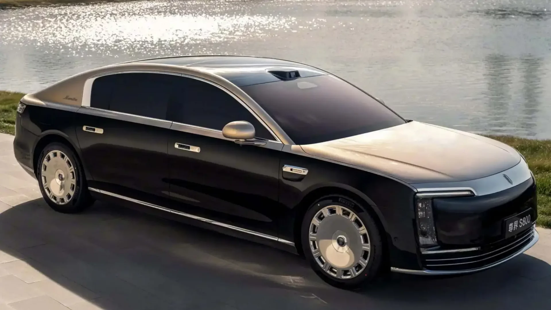 Novo carro elétrico de luxo da Huawei anda de lado e carrega sozinho