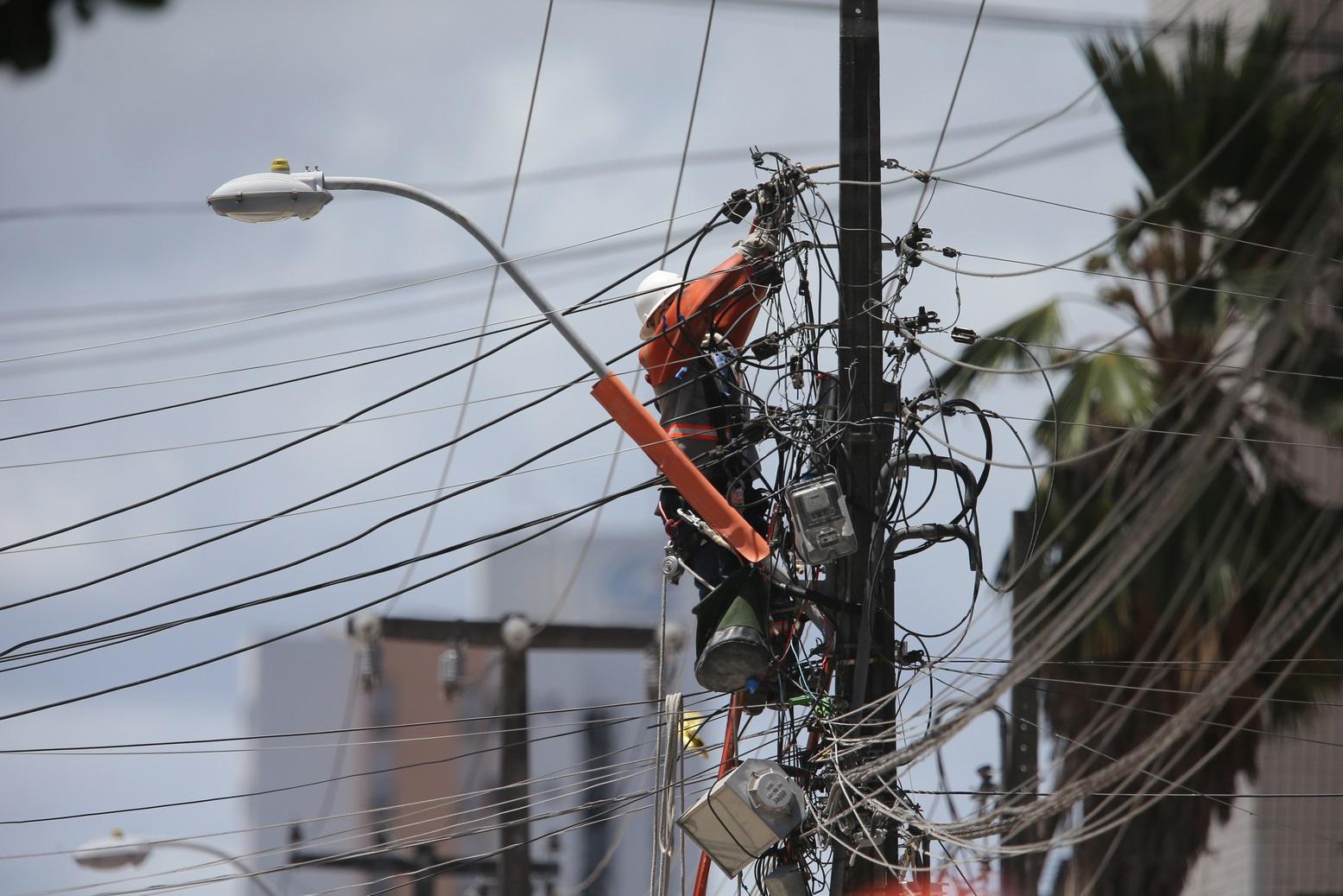 Obras para instalar fiação subterrânea em áreas da Desembargador Moreira, Bezerra de Menezes e Varjota serão retomadas - Ceará
