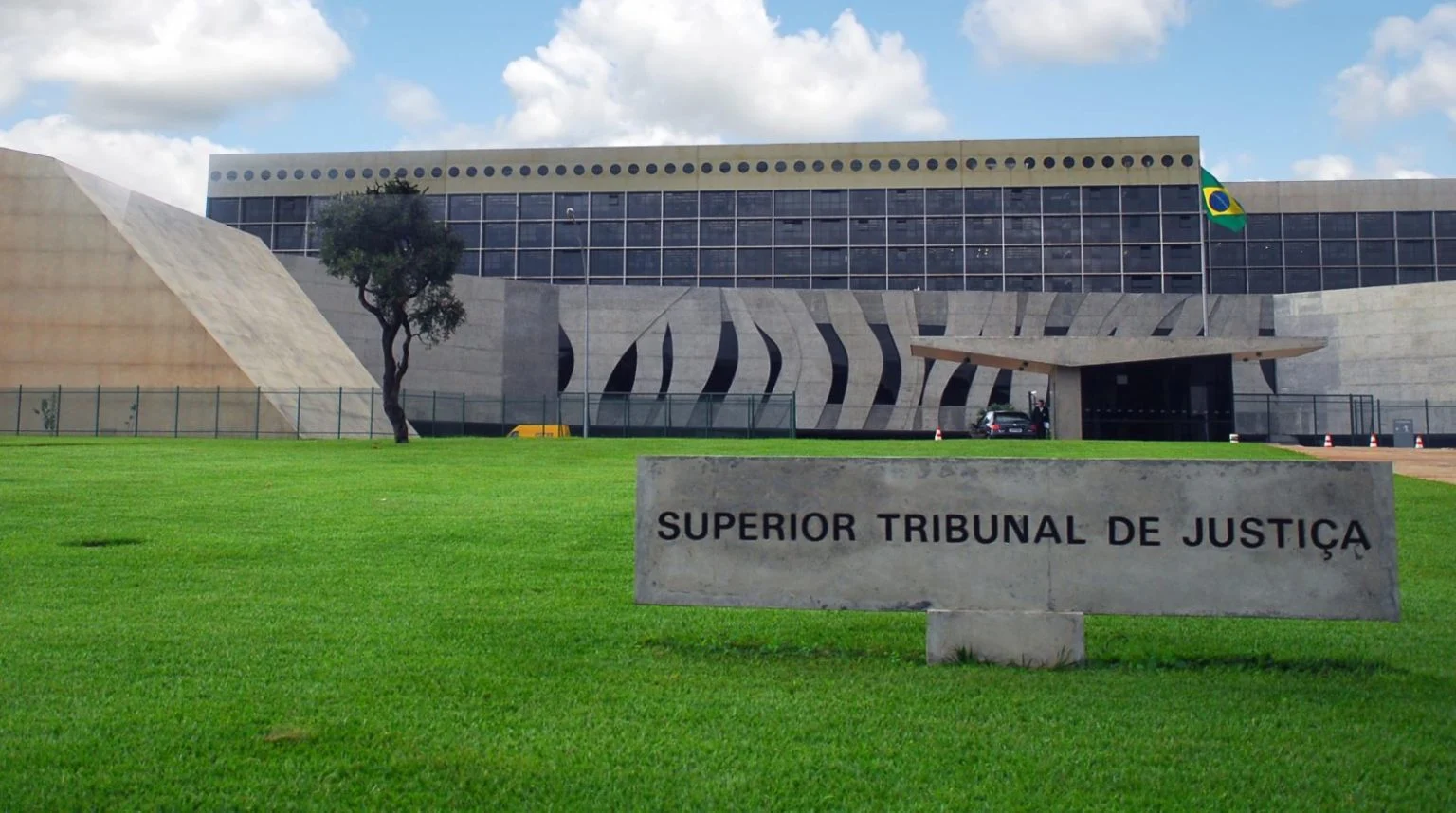 STJ paga até R$ 349 mil ao mês a ministros com penduricalhos