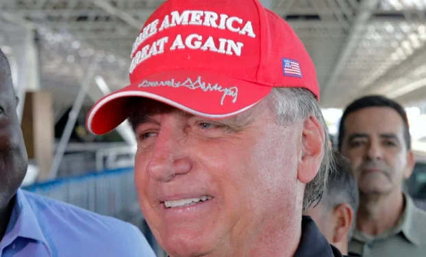 Sobre deportação ordenada por Trump, Bolsonaro diz: ‘Eu faria o mesmo’