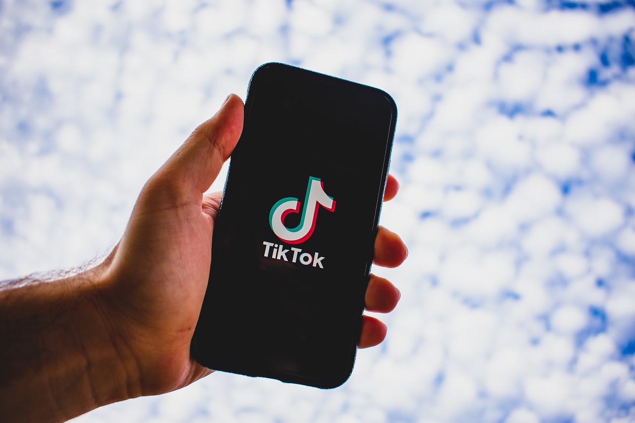 TikTok anuncia restauração do serviço nos Estados Unidos