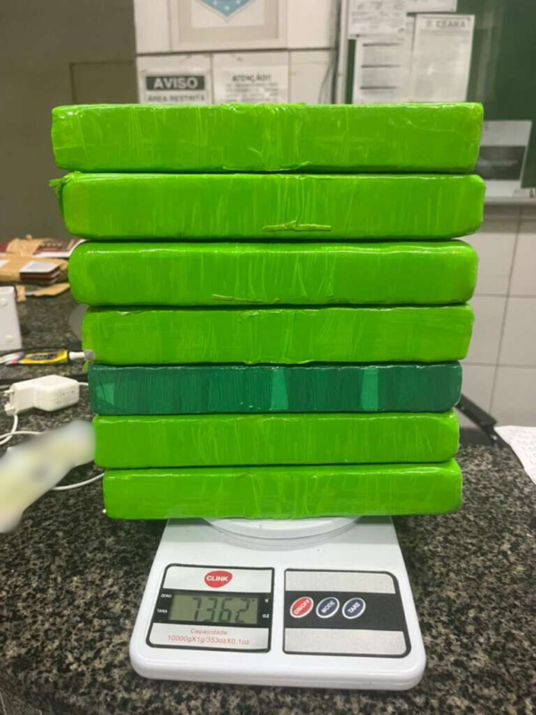 Trio é capturado pela PMCE em posse de arma de fogo, munições e mais de 7 kg de drogas