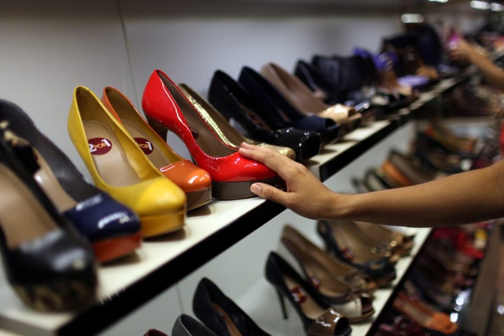 Varejo restrito cai 0,4% em novembro e acumula alta de 4,6% em 12 meses | Brasil