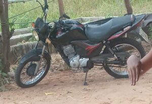 Mulher tem moto furtada por criminosos nesta quarta-feira (22) no Centro de Quixadá