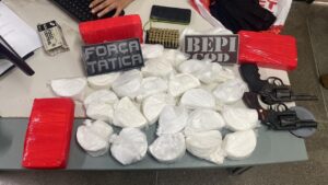 Suspeito é preso com armas e quase 10kg de cocaína em Jaguaretama