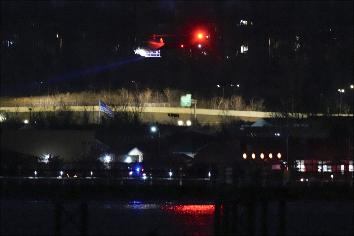 Avião e helicóptero militar colidem no ar perto do aeroporto de Washington, DC | Mundo
