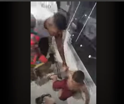 crianças precisam se esconder de tiroteio na Zona Oeste do Rio