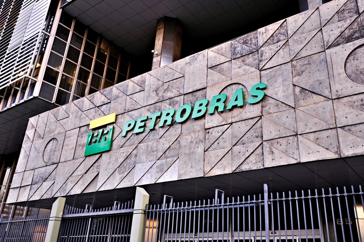 Petrobras anuncia reajuste do preço do diesel para distribuidoras a partir deste sábado (1) | Economia