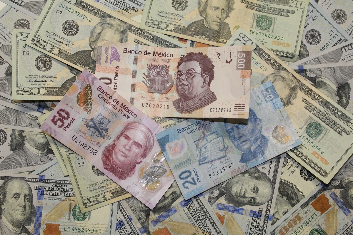 Dólar perde força no exterior com rumores de adiamento de tarifas comerciais de Trump ao México e Canadá | Finanças