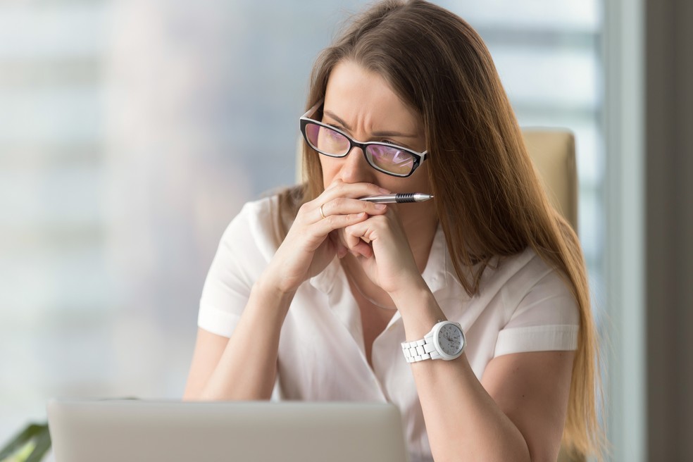 Acho que estão querendo puxar o meu tapete no trabalho. O que fazer? | Carreira no Divã